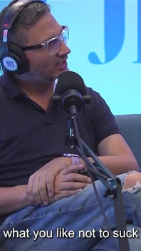 Naolejovaná Latinoameričanka s krásnými kozami Kataleya Ross Naskočí do vibrátorového stroje, dokud se neudělá! Juan Bustos Podcast