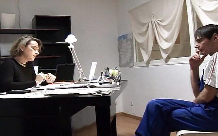Filles Francaises: Fransız sekreter müşterisini sikmeyi seviyor