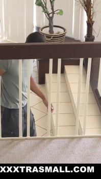 Pequeña latina se pone curiosa con hermanastro y consolador