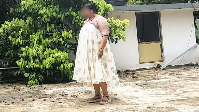 Anne Ipe: Ragazza paffuta in gonne bianche e rosa per diventare completamente...