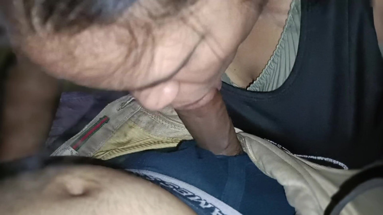 Sexgarl84: Ister, demi-sœur indienne à gros nichons, suce une bite et se...