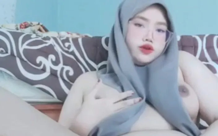 Jilbab69: ムラムラしたジルバブの女の子のオナニーは、それが濡れるまで彼女の膣から液体が出てくる原因となります