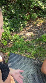 Cheyenne Jewell bawi się Lora Cross Abs i Bellybutton
