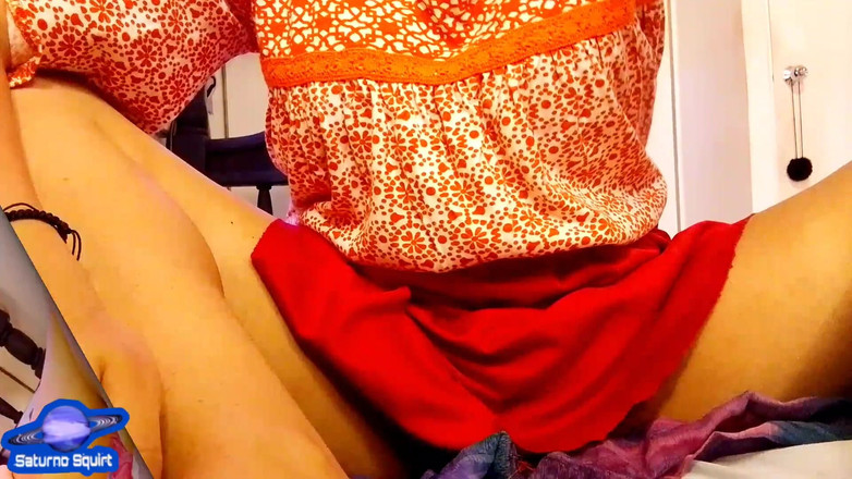 Saturno Squirt: O fată înregistrează un videoclip cu un orgasm de la o...