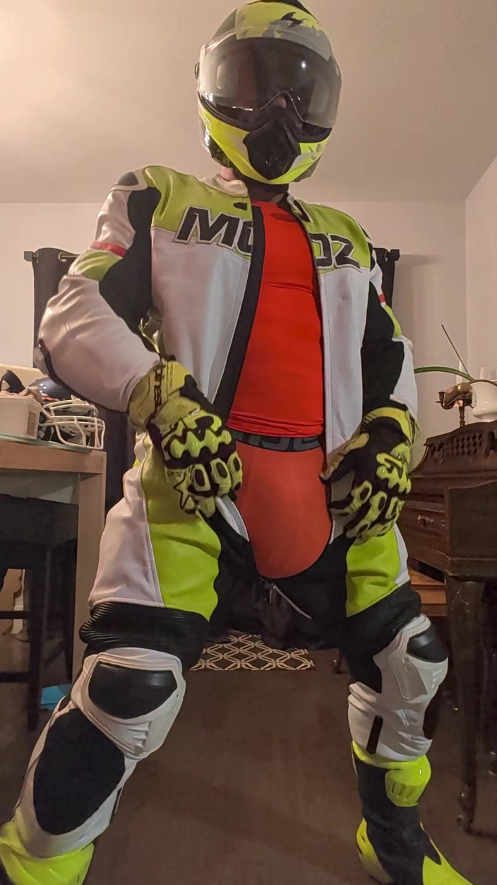 Bruiserwood: En costume de motogp en cuir après la gym