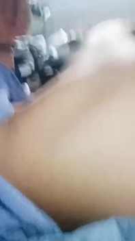 젊은 여성이 항문으로 자위하며 오르가즘에 도달하고, 자신의 정액을 먹기도 합니다