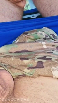 Солдаты Сосали Друг Друга На Публике, Пока Они Не Кончили В Рот.