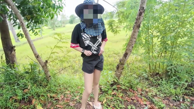 RealThaiSolo: Menina tailandesa andando mostrando ao longo do lado da estrada...