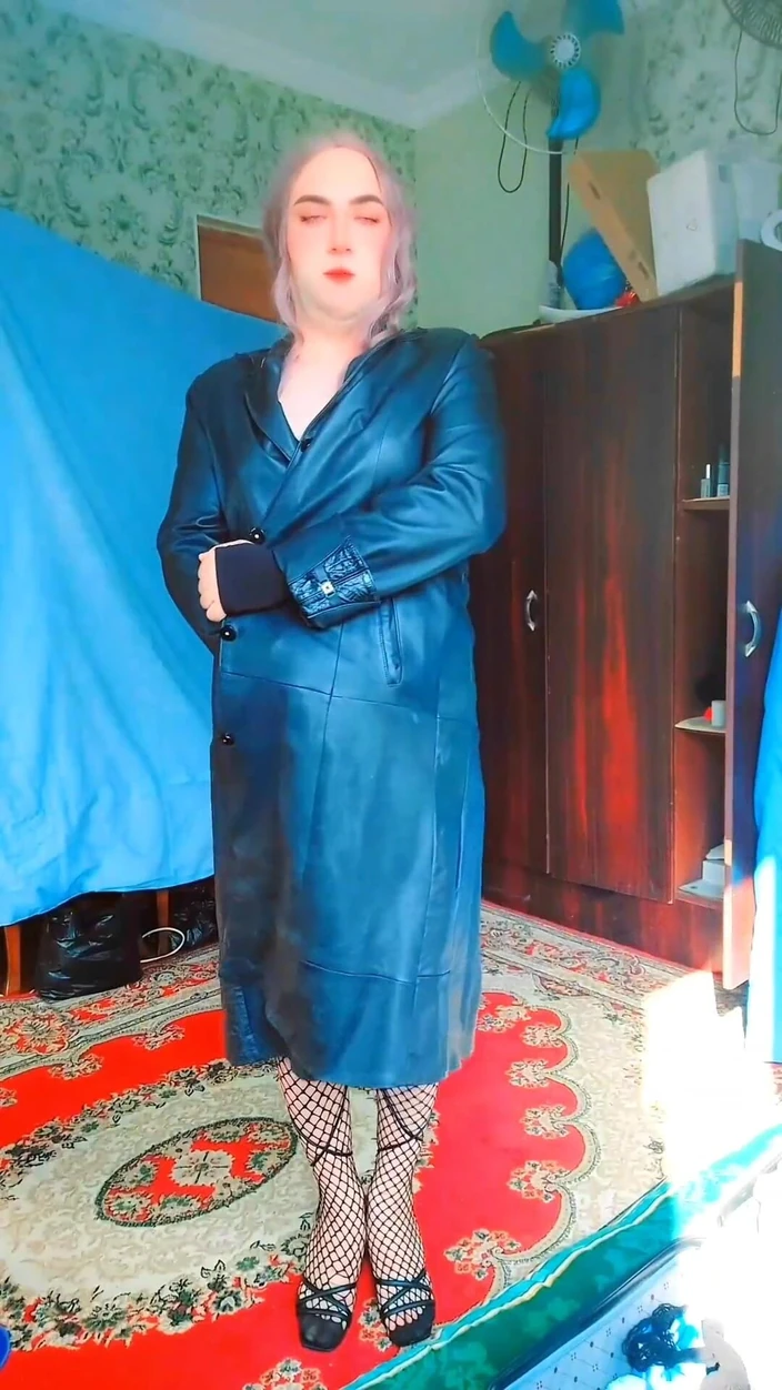 Kitty_Cross: Transsexuală studentă americană se transformă în secret în fată în camera ei privată...