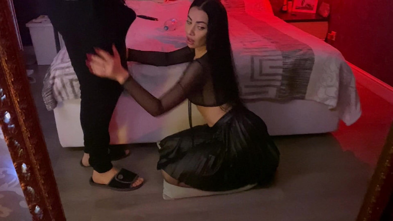 Slowly Tease: No12 вона підняла свою коротку спідницю і смоктала на колінах