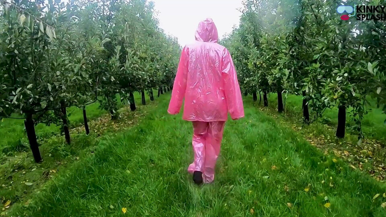 UKCuteGirl: Przezroczysta odzież przeciwdeszczowa Lucy i na zewnątrz publiczne cipki złośliwiec