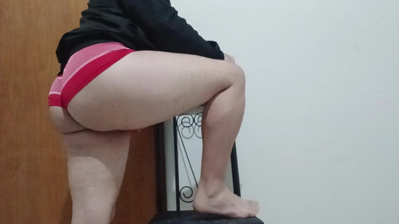 amateurbrazilian: Îți arăt pantalonii mei scurți roșii