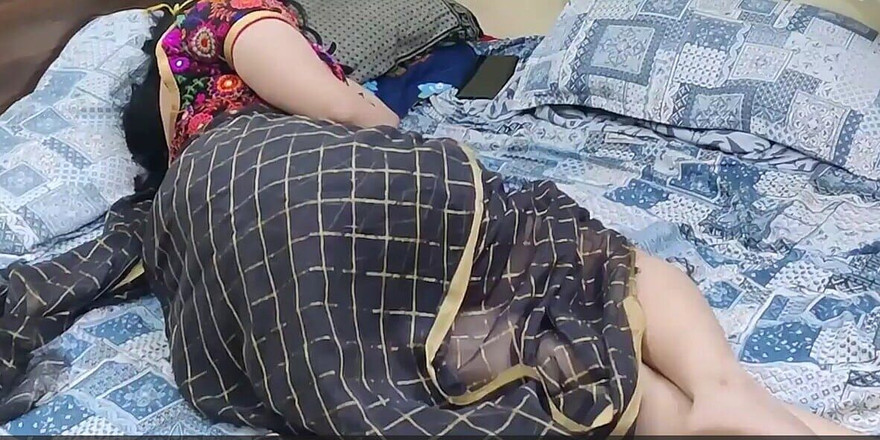 SanaThomas: Hırsız sari içinde mallu teyzenin göğüslerini emiyor