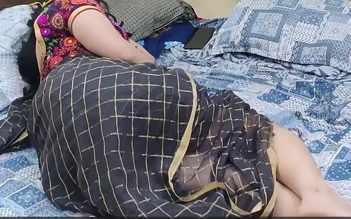 SanaThomas: Ladrão chupando peitos da tia Mallu em Saree
