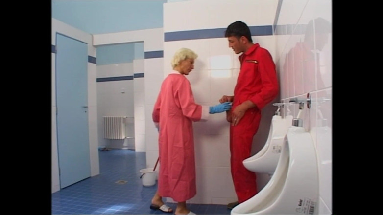 Purzel Official: Vieja lo toma por el culo en el baño