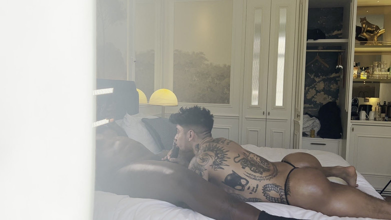 DADDYBLACKXXX: Mergokin ayah lagi asik ngentot sama pria bertato seksi kulit...
