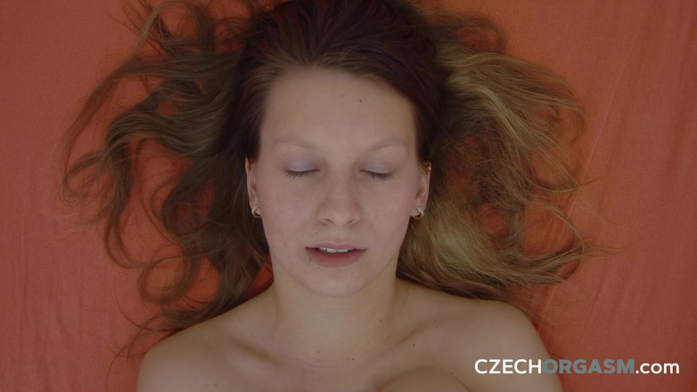 Czech Orgasm: Orgasme Czech 115 awek blonde di dapur - tidak dapat menjaga tangannya