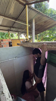 Adik tiri yang lagi sange nelpon ayah tiri suaminya di kamar mandi supaya dia ngentot sama dia
