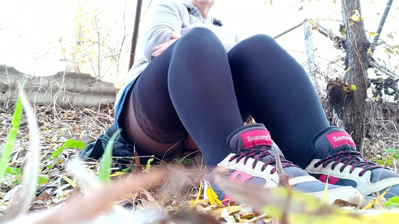Elena: Fat bitch in nylon pantyhose pissing in nature