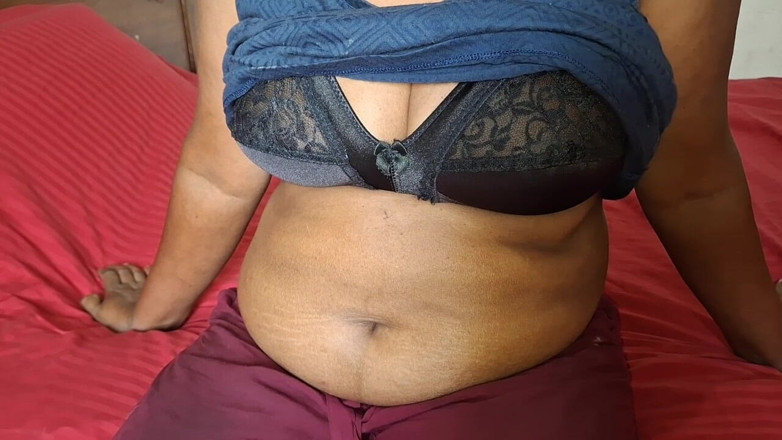 Teena New: Asyalı orta yaşlı seksi kadın birine ihtiyaç duymaya karşı koyamıyor...