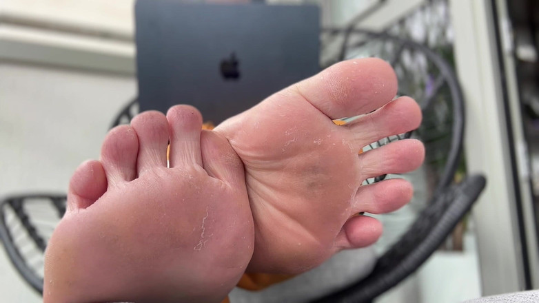 Miss Valentina: Bláznivé uctívání nohou