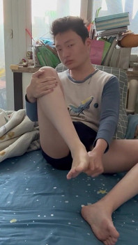 18 let, 164 cm vysoký chlapec s malými nohami a otevřenýma nohama ve tvaru písmene M, masturbace (52 kg/36 velikost citlivých nohou)