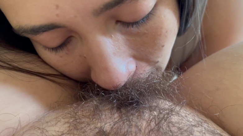 zoemelissa: Pequena clitóris muito peluda, lésbicas gostosas e muito prazer