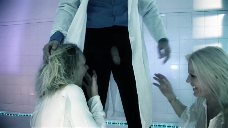 Threesome 4ever: Děvka milfka svedena dvěma ptáky ke kouření