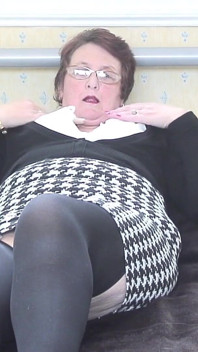 Old British Grandma Vicky T. Rubs Her Old Mature Pussy on Cam