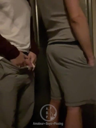 AmateurBoysPissing: 深夜、空っぽの通り、飲みすぎ...ストレートの少年が遊びでツインクのルームメイトにおしっこをかけたんだ!