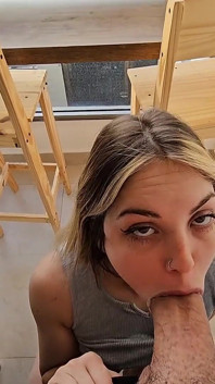 In de keuken van het appartement I haar voor het raam