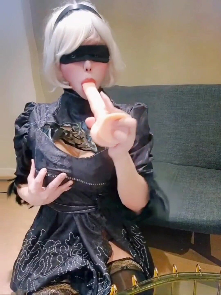 Harinni: 2b cosplayer merangsang kontol gemuknya sementara tenggorokan dalam terlalu dalam...
