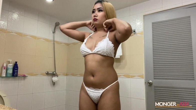 Monger In Asia: Impregnace sexy thajské gogo tanečnice s obřími džbány
