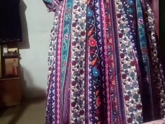 Guddi: Une bhabhi indienne sexy pour une bite pour ses doigts...