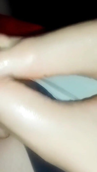 Footjob erotik dengan cat kuku hitam!