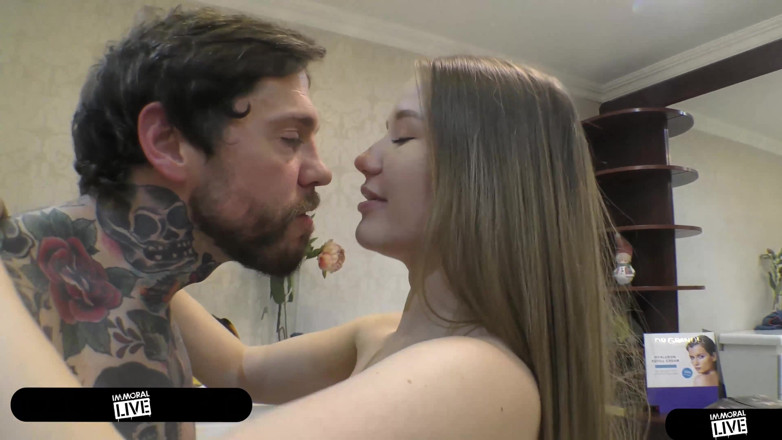 Immoral Live: Bunăciune cu țâțe uriașe naturale Amalia Davis ejaculează non stop și își găsește...