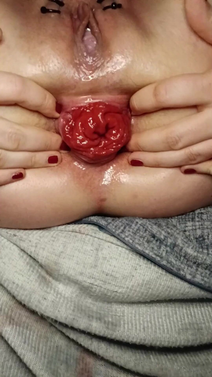 SklavinS_pervert: Sklavins efendisi için yeni bir dildo test ediyor!