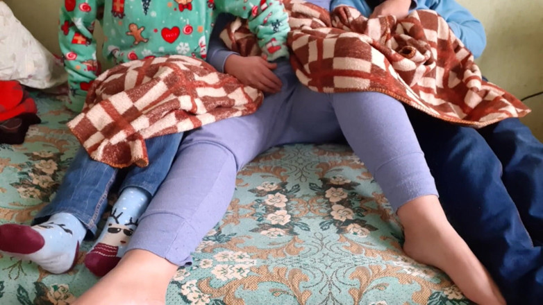 Lesbian-illusion: La demi-sœur de ma copine m’a branlé pendant que nous étions...
