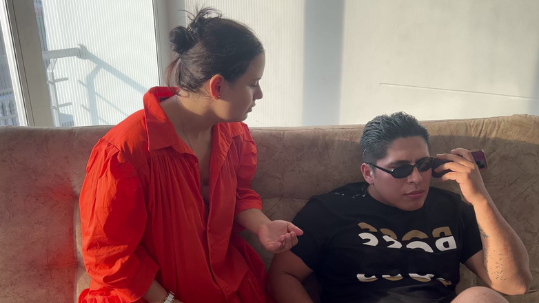 Pronoia Mey: 隣にいた盲目の男性の継娘とセックスしたら、精液が彼に落ちて、彼はそれをクリームだと思った