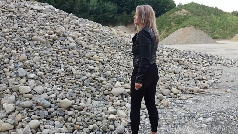 martinawest: A vovó anda por aí numa canteira de cascalho de...