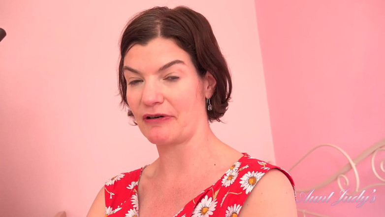 Aunt Judy's: 44 साल की चोदने लायक मम्मी jenny चूत के अंकुर के साथ खेल रही है