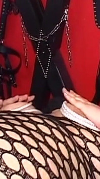 O mamă sexy dominantă se joacă cu sclavul ei cu plasă deepishnet deepishnet