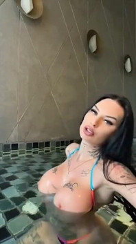 Heiße masturbation im pool!