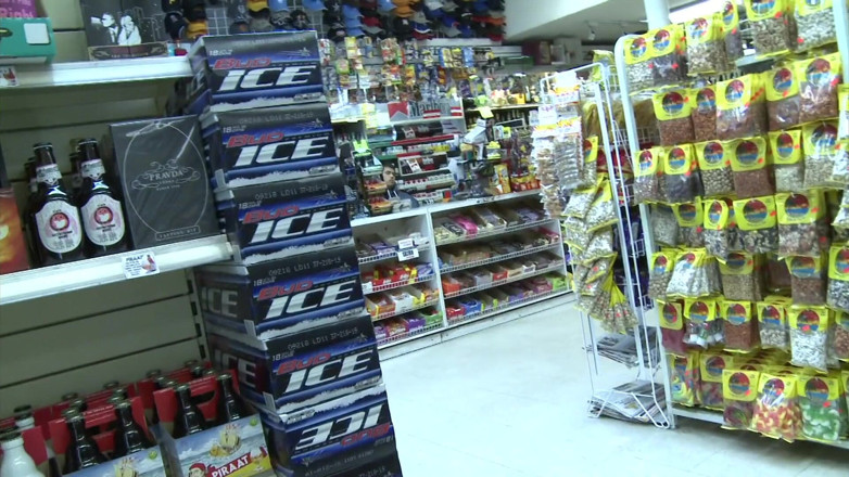 Best Butts: Niegrzeczna dziwka dostaje swoją cipkę wierconą w supermarketach