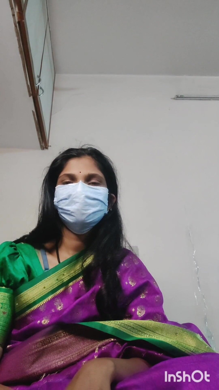Desishycouple: Desi yenge shivani pembe sari içinde azgın.