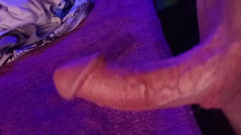 DeepthroatCumslut: Mi sego il mio grosso cazzo duro per te