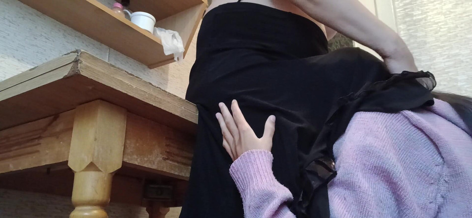 Lesbian-candys: Мій хлопець спіймав мене зі своєю мамою, але він не бачив, як ми займаємося сексом, тому що я був під її спідницею