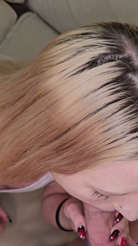 Neuken en klaarkomen in het gezicht voor extreem korte blonde Pixie Kinzi met grote tieten