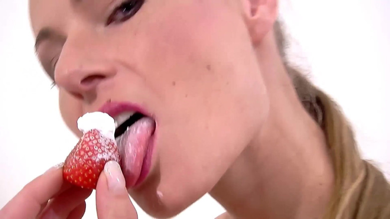 Toy Sluts: Blonďatá dívka příliš miluje šlehačku