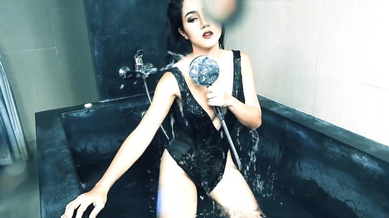 Asian Pussy Vision: Hot Asian teen showers in bathtub
